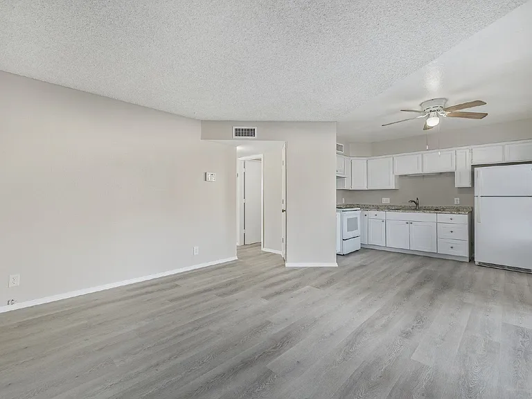 11002 N 15th Ave #4 — Photo 2