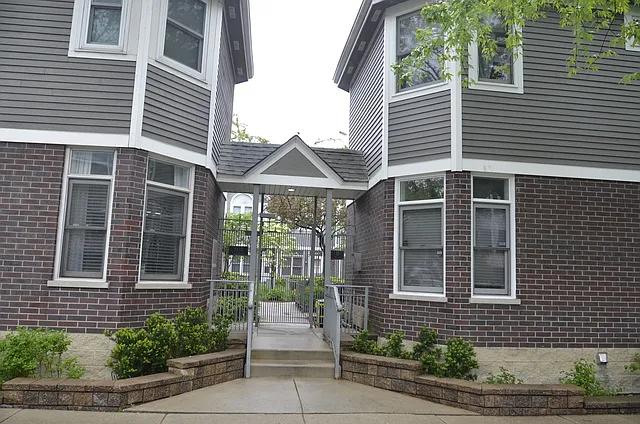 3 bed, $4,600 — Photo 1