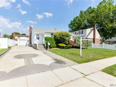 790 Pleasant Ave, Westbury, NY, 11590