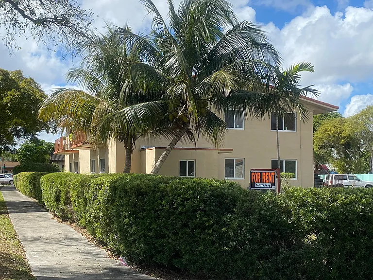 115 Bentley Dr #4 — Photo 1