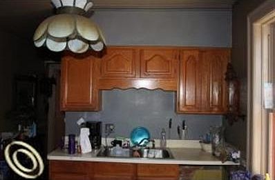 5th image of 382 Saint Clair St