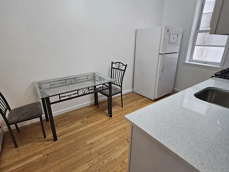 1824 E 2nd St #1R — Photo 3