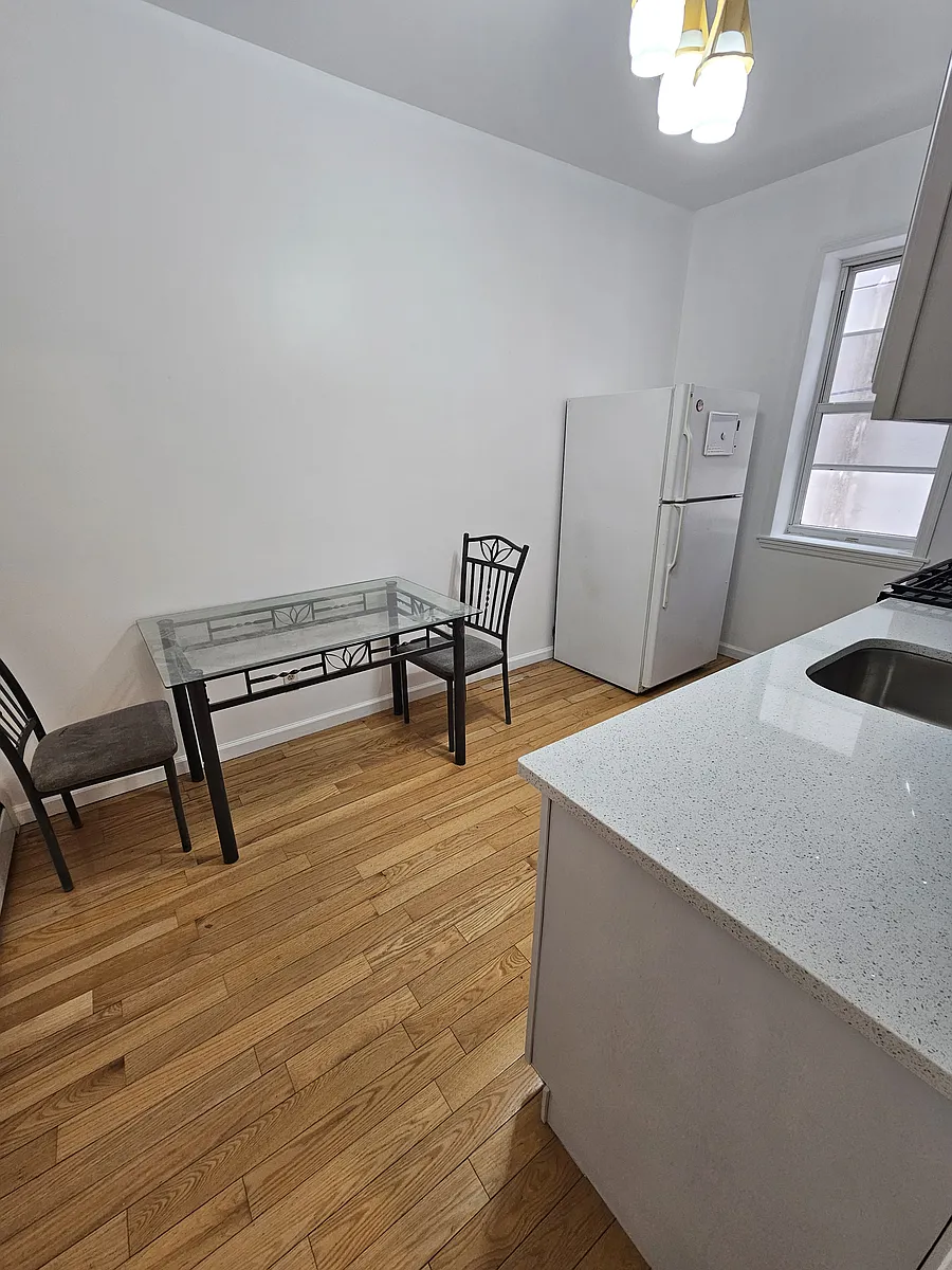 Building Photo - 1822 E 2nd St #2F