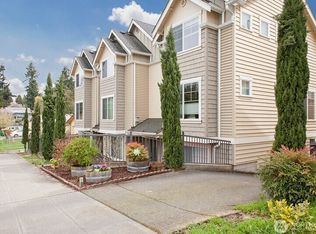 1027 NE 123rd St APT A, Seattle, WA 98125