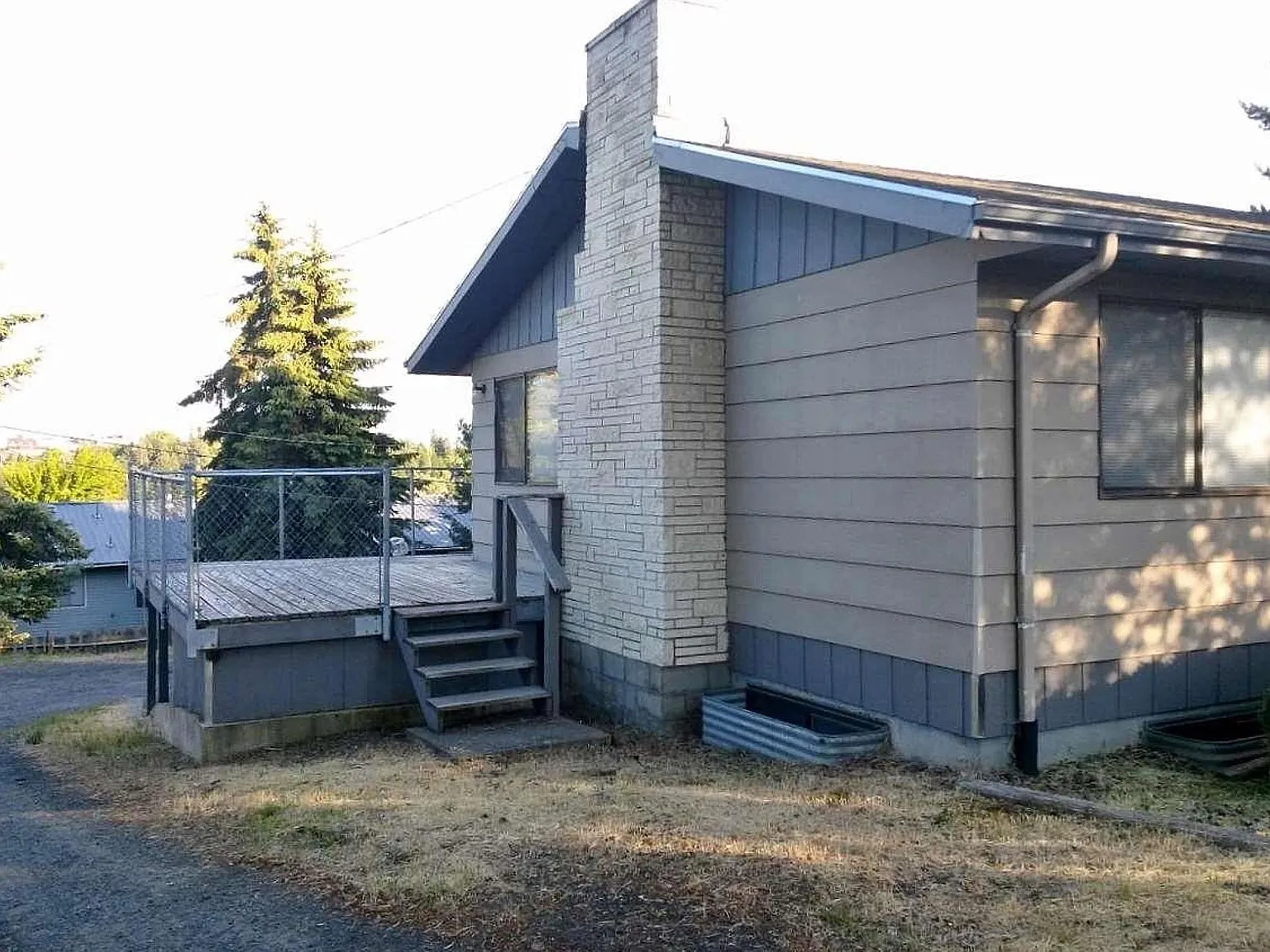 215 NW Coryell Ct — Photo 2