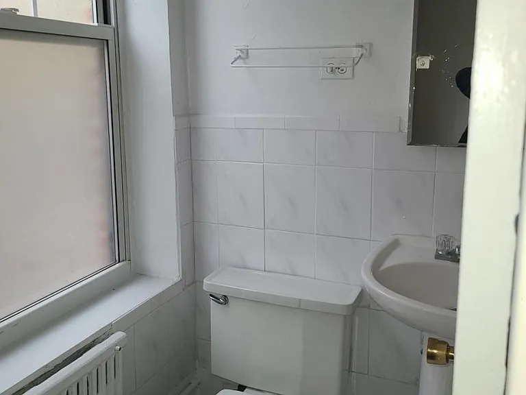 37 E Division St #2A — Photo 5