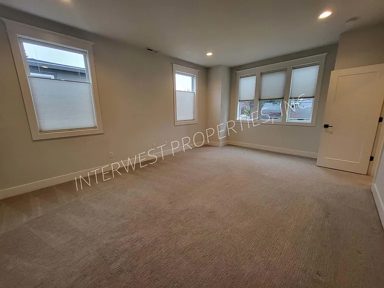 7114 NE 8th Ave — Photo 23