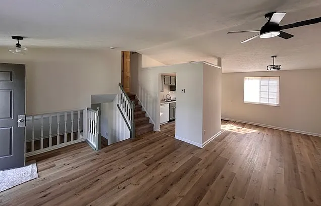 122 Hillwood Ct — Photo 2