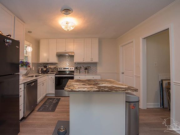 5th image of 4060 Arbutus Dr