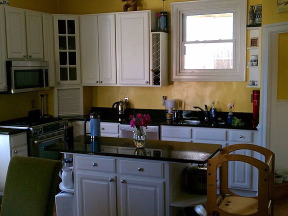 Spacious Kitchen with High End Appliances