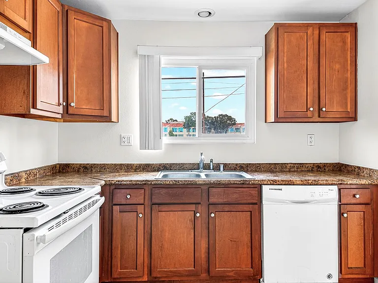 908 Roswell Avenue — Photo 13