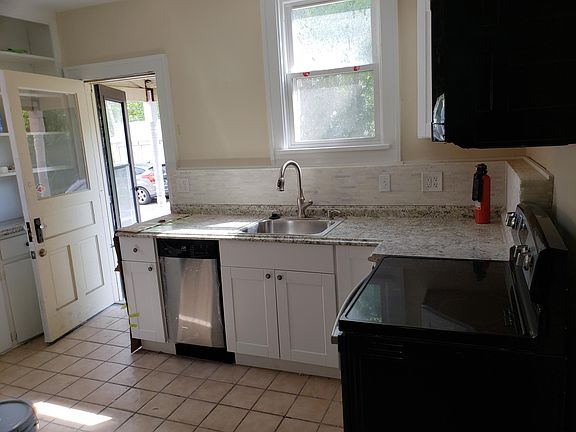 3rd image of 1386-1388 Fairview Ave #1388