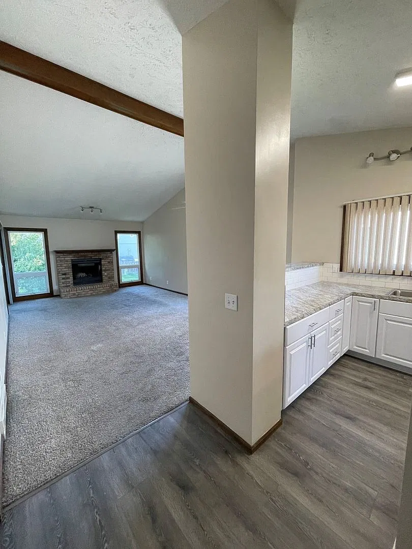 Town Home for Rent in Bellevue — Photo 4