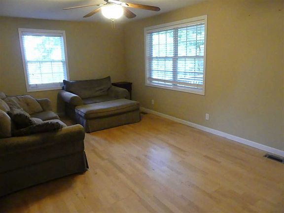 4th image of 1120 Monroe Cir