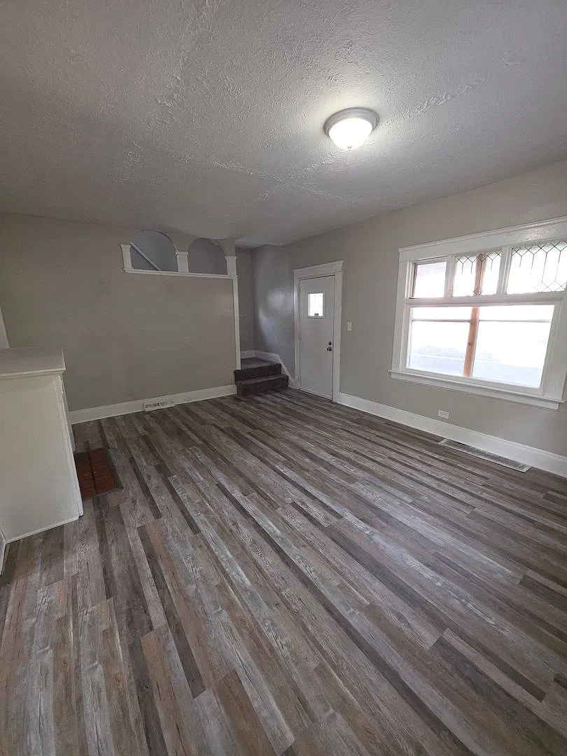 3 Bedroom Move In Ready! — Photo 2