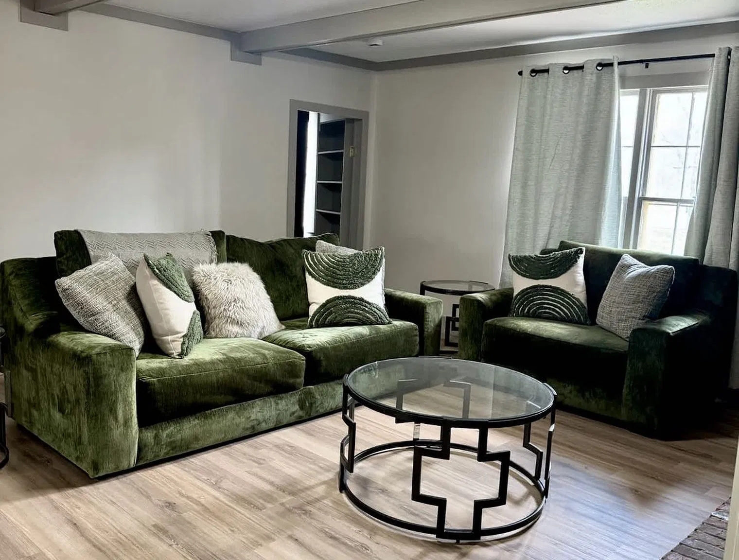5 bed, 3.0 bath, 3799 sqft, $5,286 — Photo 4