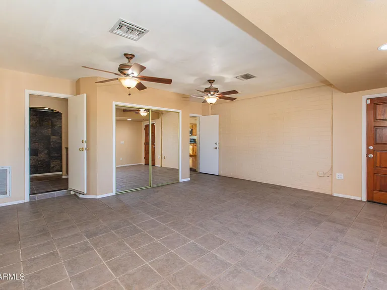 1813 E Ellis Dr — Photo 32