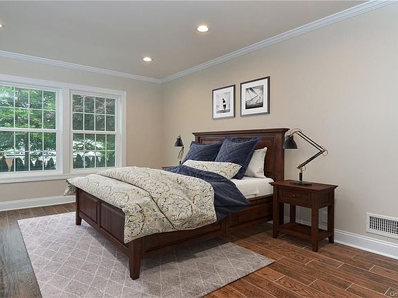 5th image of 304 Battle Ave Unit B