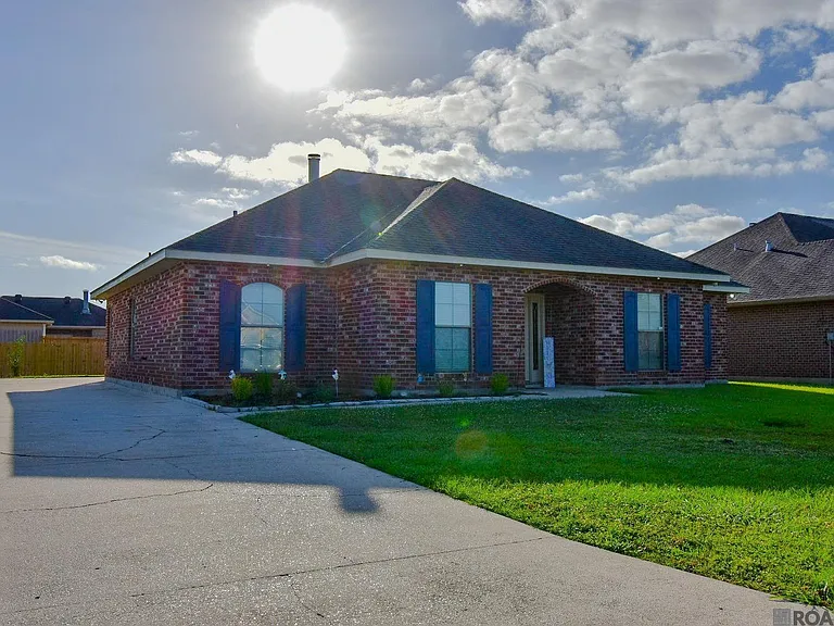 121 Therease Dr — Photo 1