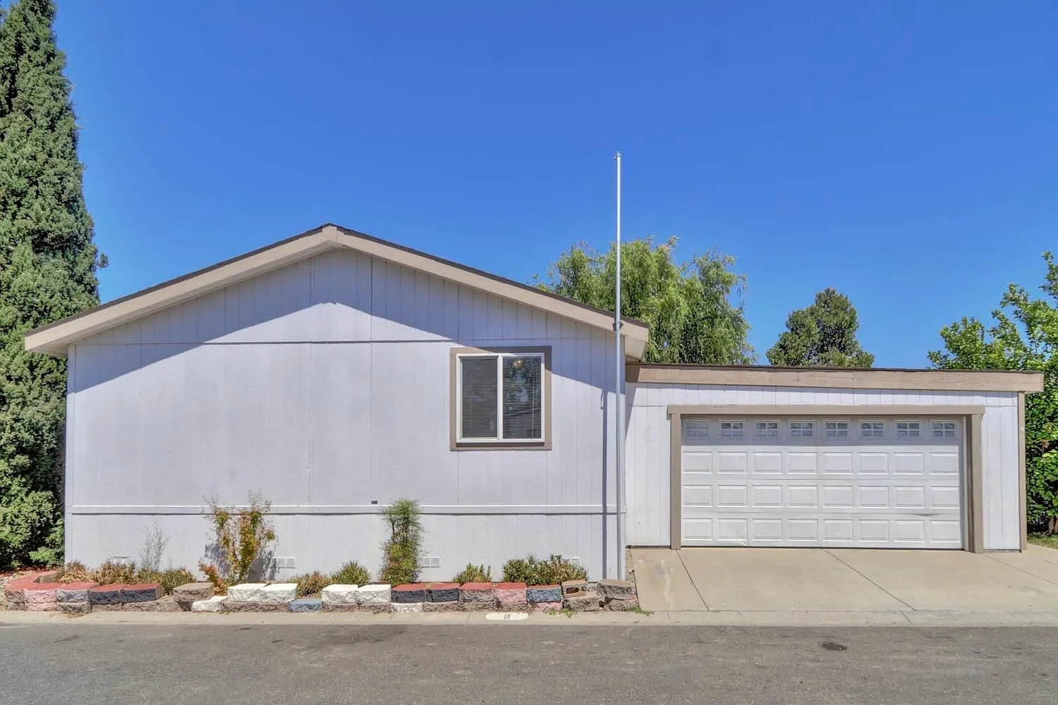 11 Bentley Ave photo 1