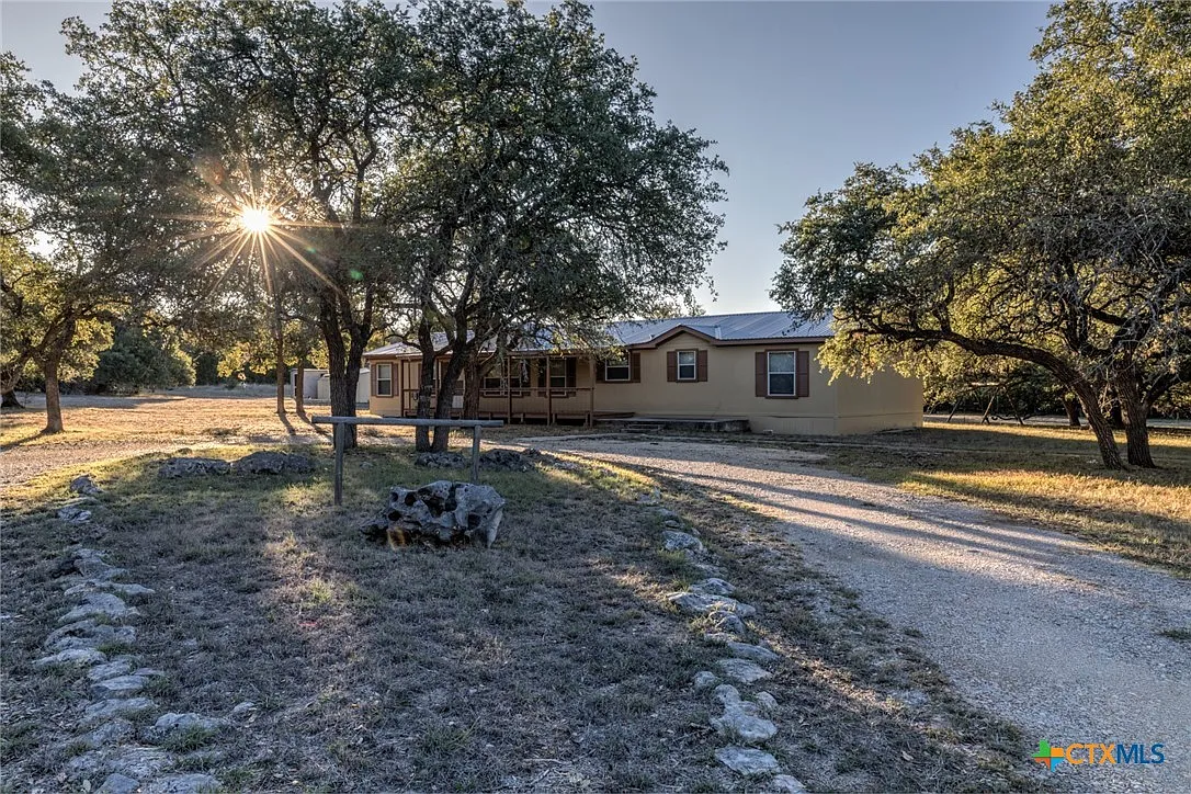 3 bed, 2.0 bath, 2128 sqft, $2,100 — Photo 1