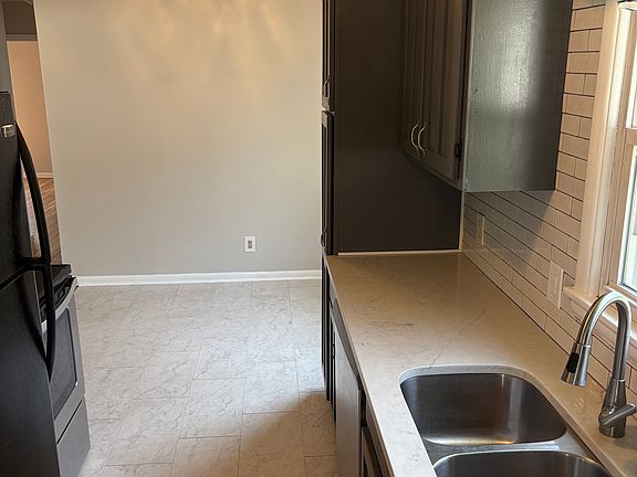 3rd image of 420 Dawnlee Ave