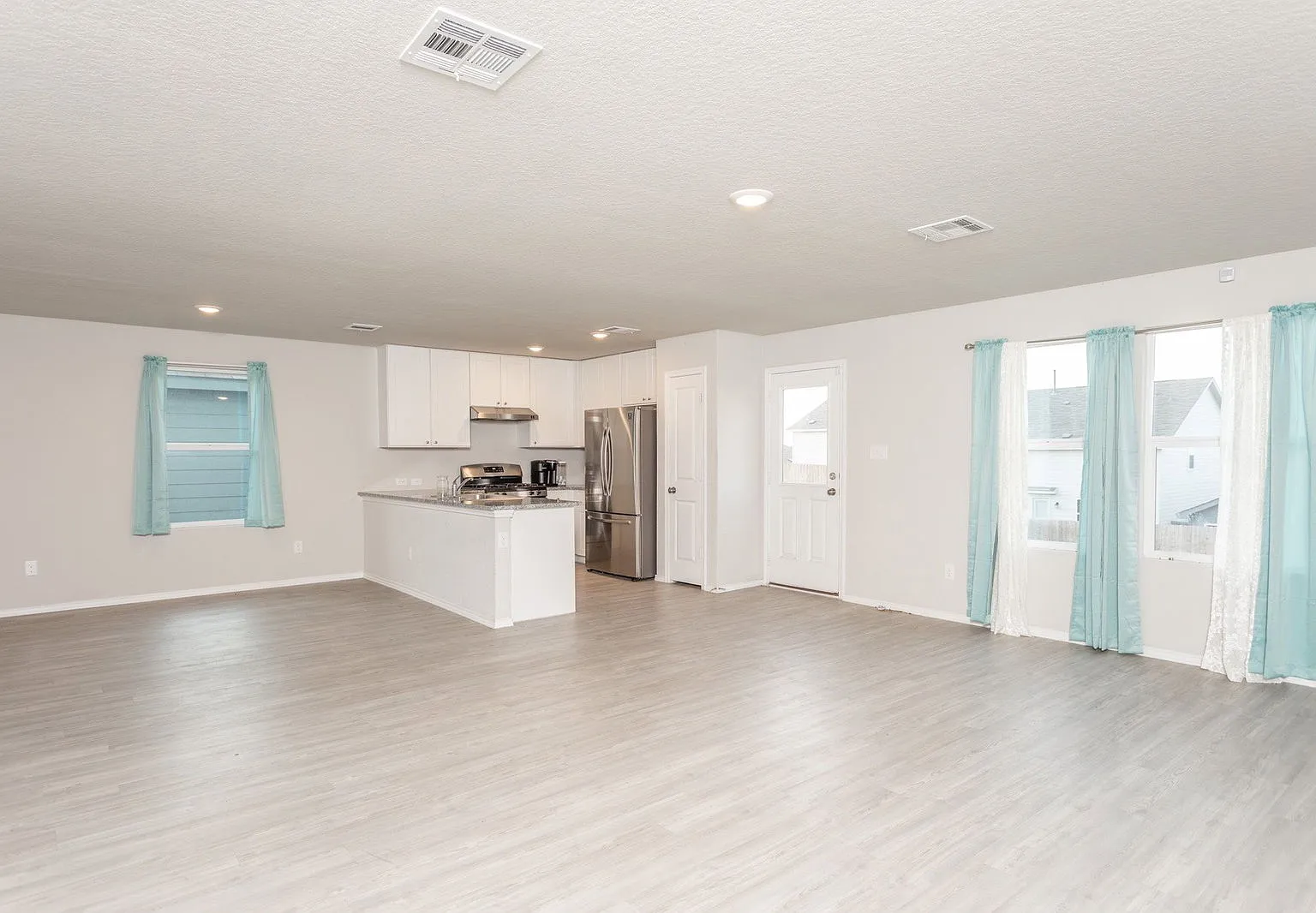 4 bed, 2.5 bath, 1952 sqft, $1,950 — Photo 2