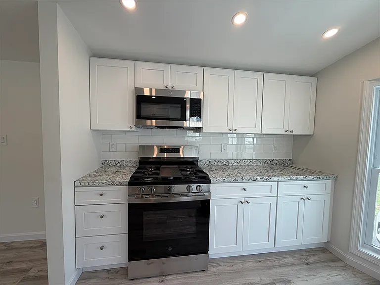 466 Newbury #11 — Photo 7