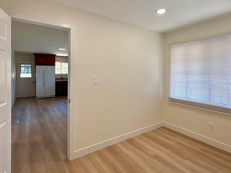 13911 Sherwood St — Photo 4