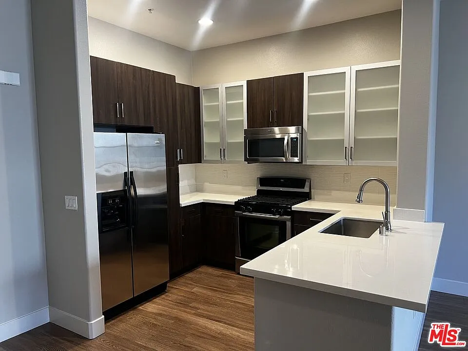 1 bed, 1.0 bath, 834 sqft, $5,140 — Photo 2