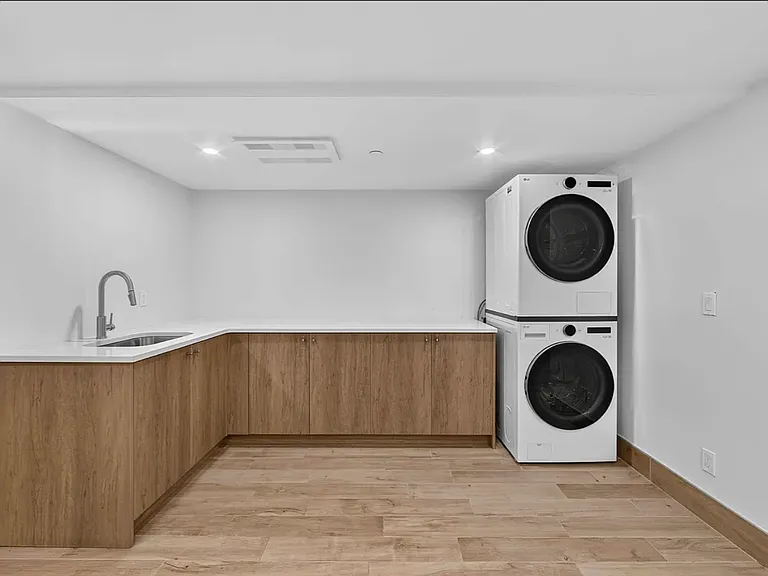 376 Montgomery St #1D — Photo 8