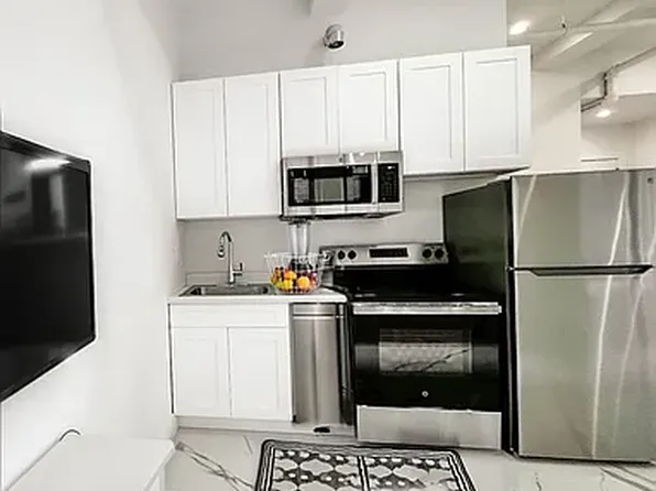 248 West 35th Street 702 image 3 of 10