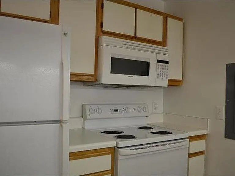 1431 Collegiate Cir #103 — Photo 9