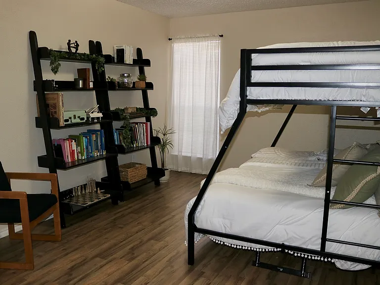 1515 Cherrycrest Ln — Photo 10