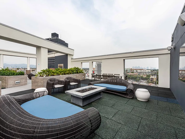 Desmond at Wilshire — Photo 14