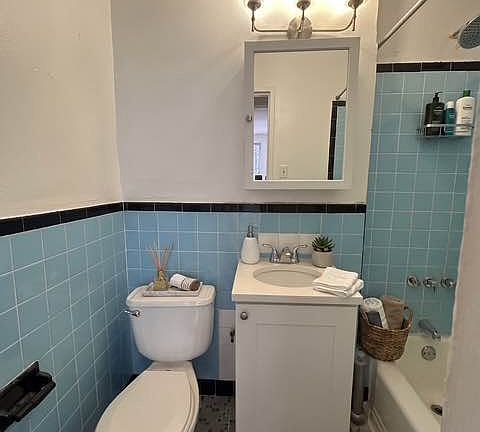 3rd image of 136 E 28th St APT 2RE