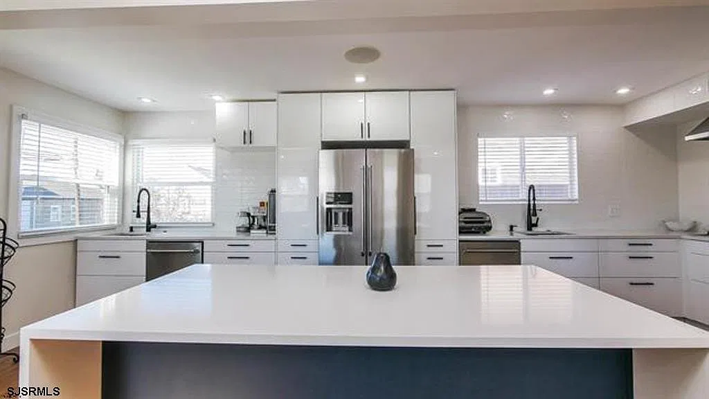 4 bed, 2.5 bath, 2400 sqft, $4,500 — Photo 4