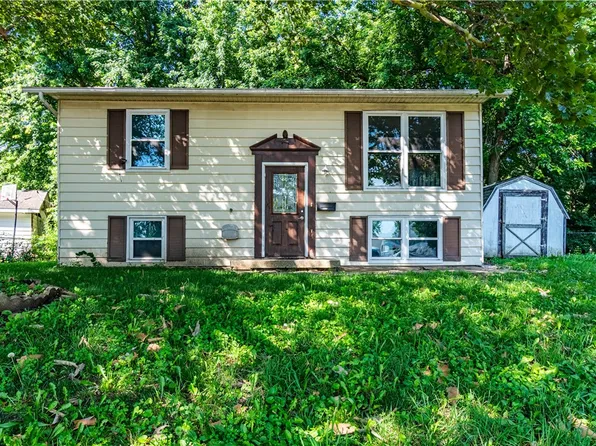 1905 Queen Mary Ct, Decatur, IL 62526