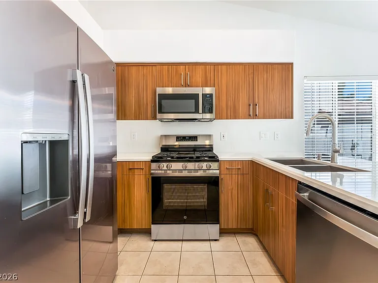 9724 Panorama Cliff Dr — Photo 15
