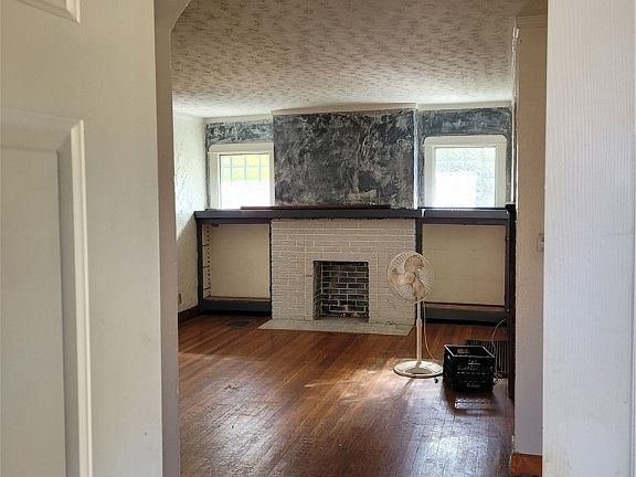 2nd image of 216 W Hillcrest Ave