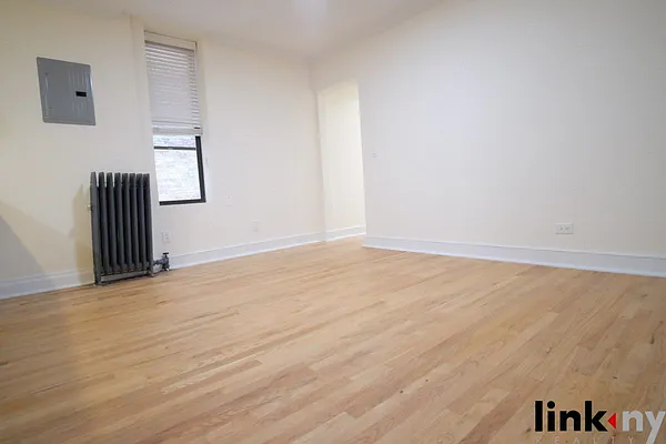 Rented by Link NY Realty | media 35