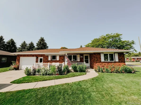 1101 Beacon St, Charlevoix, MI 49720