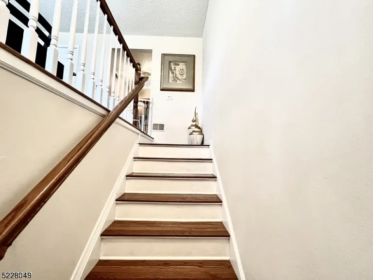 209 Strull Ct — Photo 3