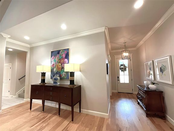 5th image of 704 Maple Hill Rd