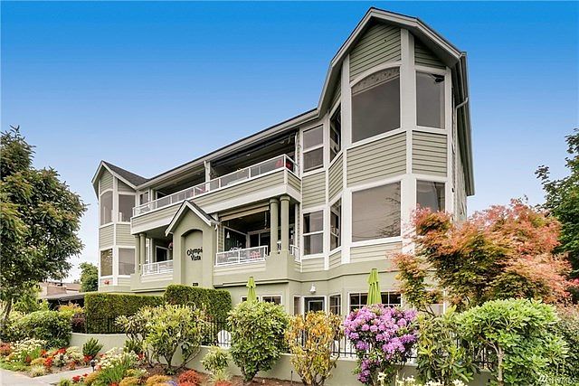 Built in 2000, this 6 unit complex has been incredibly well maintained.