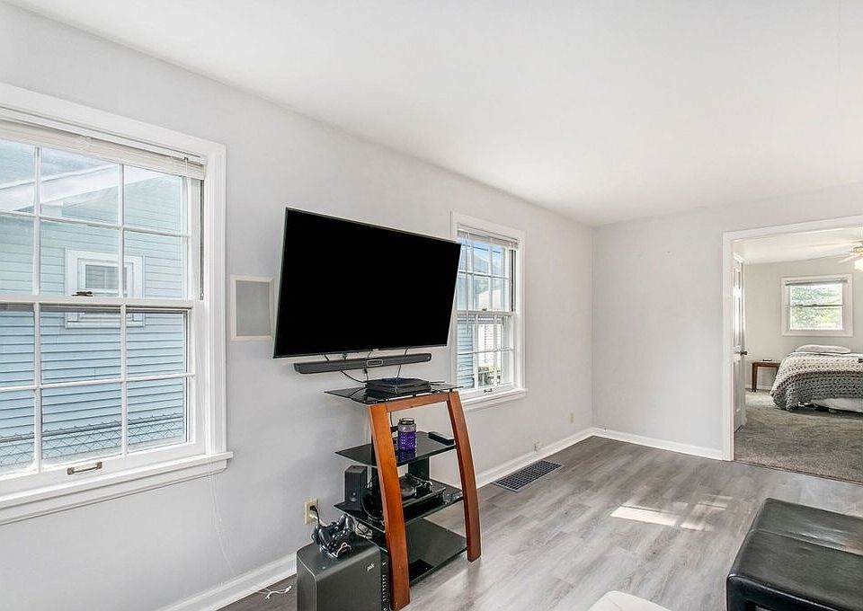 2nd image of 1038 E Linconlway Streets