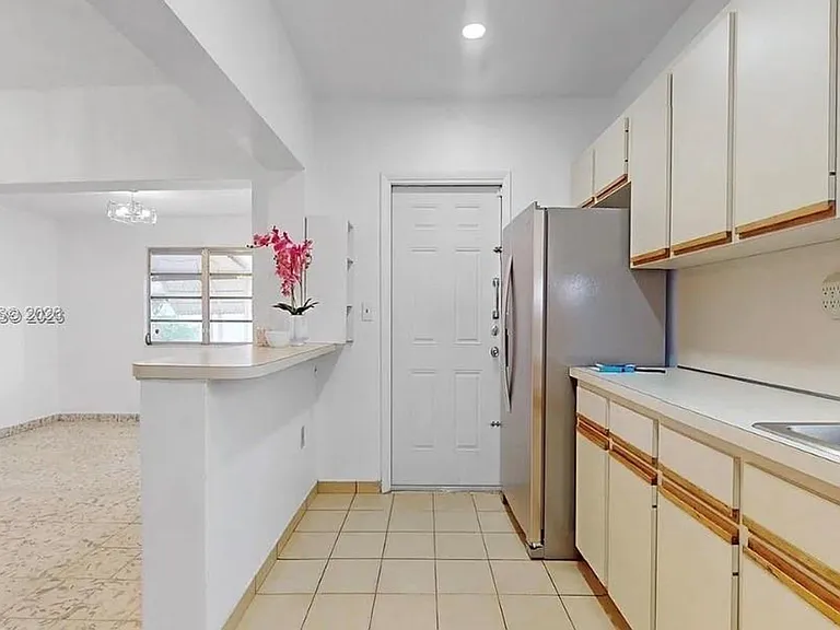 3330 SW 2nd St — Photo 2