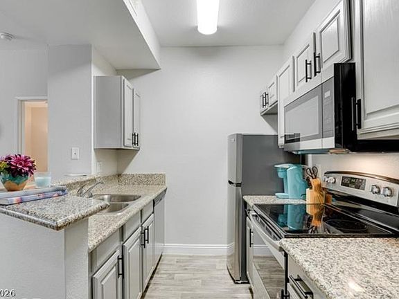 3rd image of 5138 S Jones Blvd Unit 108