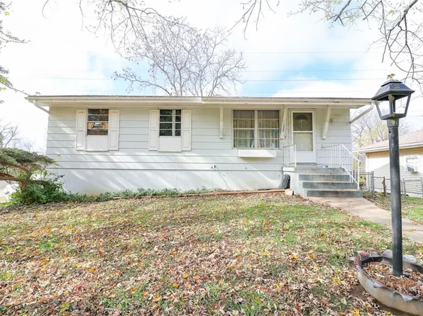 1222 S McHenry St, Independence, MO 64057