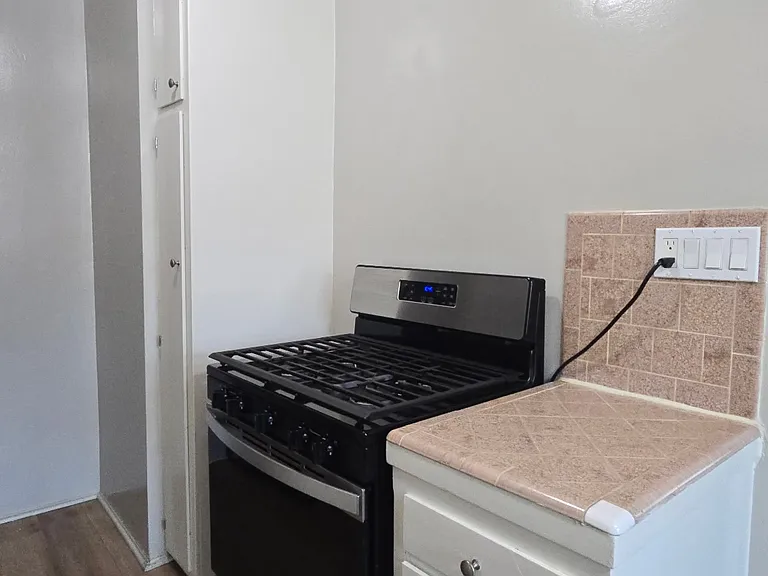 516 N Mar Vista Ave #6 — Photo 3